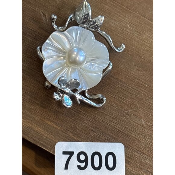 Mother Of Pearl Flower pendant With Silver Accents - Picture 2 of 8